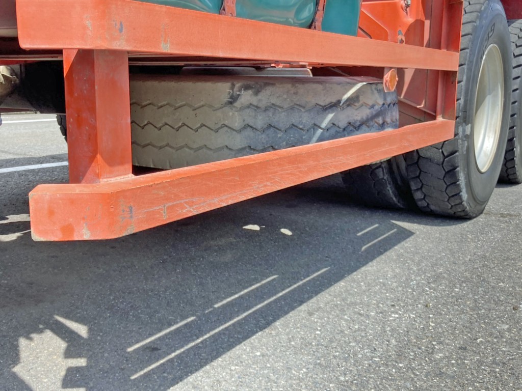 助手席側サイドバンパーに薄いスリキズがあります。|いすゞ ギガ QPG-CXZ77BTの写真38