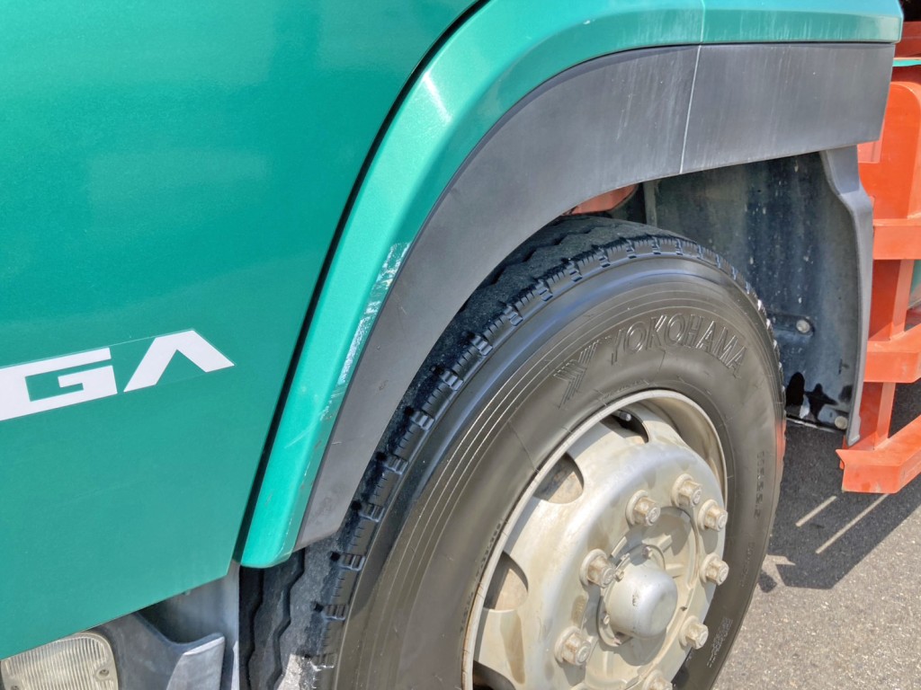 助手席側フロントフェンダーにキズがあります。|いすゞ ギガ QPG-CXZ77BTの写真39