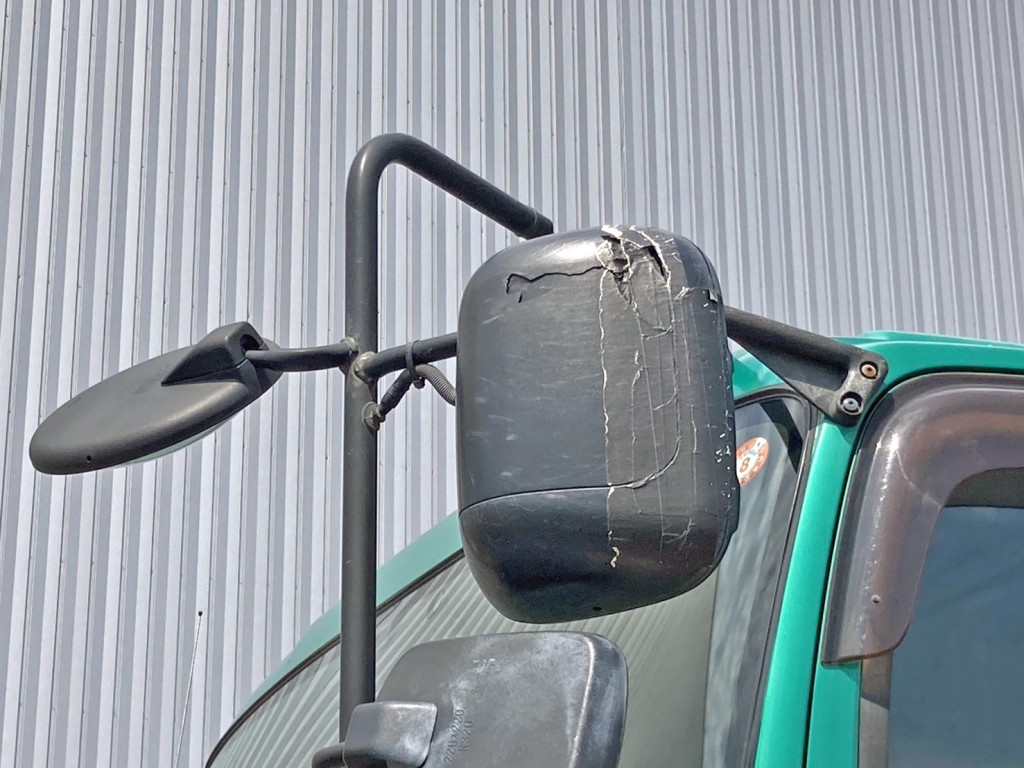 助手席側サイドミラーカバーに割れがあります。|いすゞ ギガ QPG-CXZ77BTの写真40