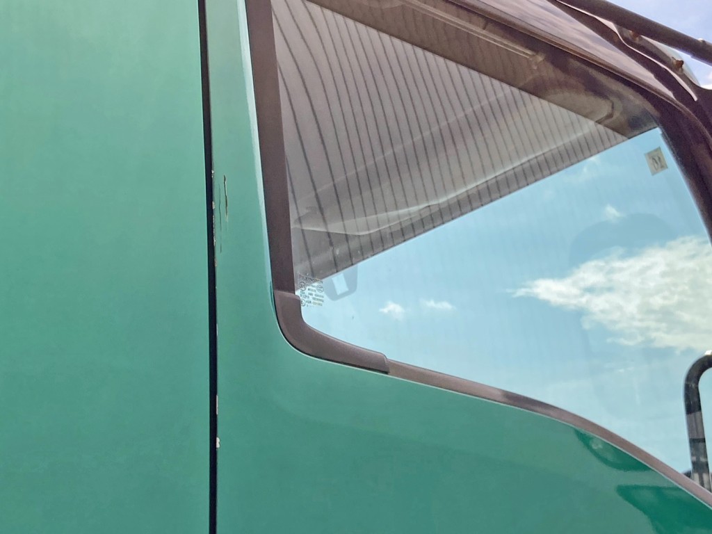 運転席ドアにキズがあります。|いすゞ ギガ QPG-CXZ77BTの写真42