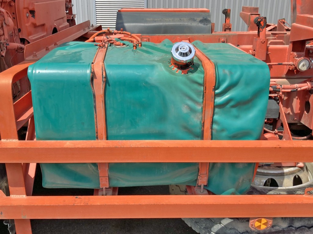 燃料タンクは300Lです。(タンクにカバーが掛かっています)|いすゞ ギガ QPG-CXZ77BTの写真44