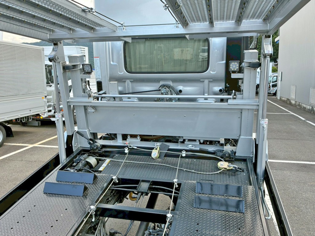 1Fフロアーの先頭部分にウインチが付いています。|日野 レンジャー 2PG-FD2ABG(2WD)の写真10