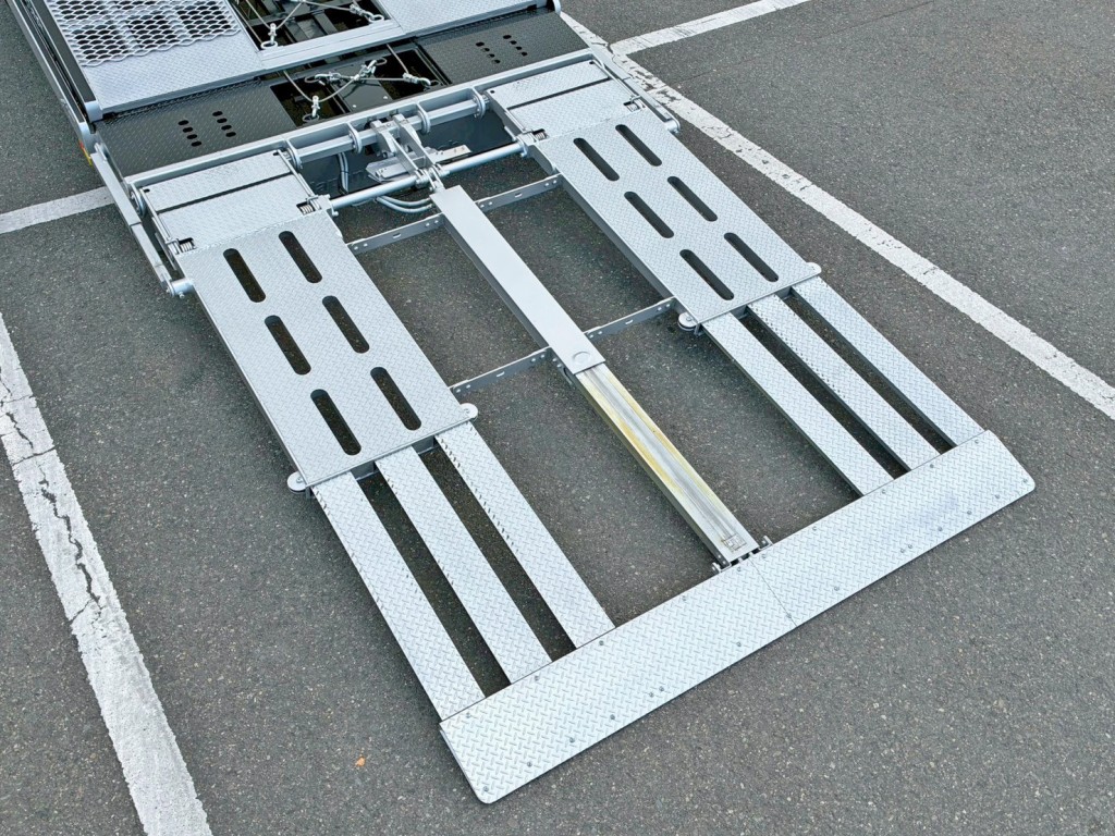 自動歩みです。(歩みを伸ばした状態です)|日野 レンジャー 2PG-FD2ABG(2WD)の写真17