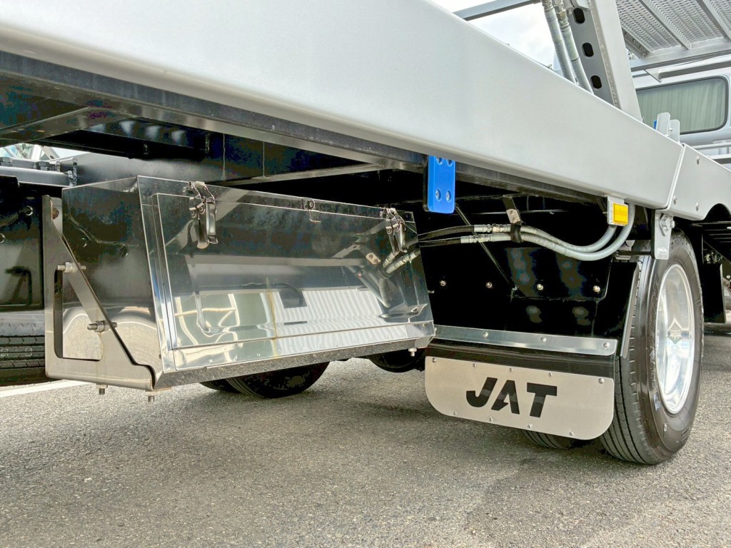 ボディー運転席側後方にステンレス製の工具箱が付いています。|日野 レンジャー 2PG-FD2ABG(2WD)の写真20