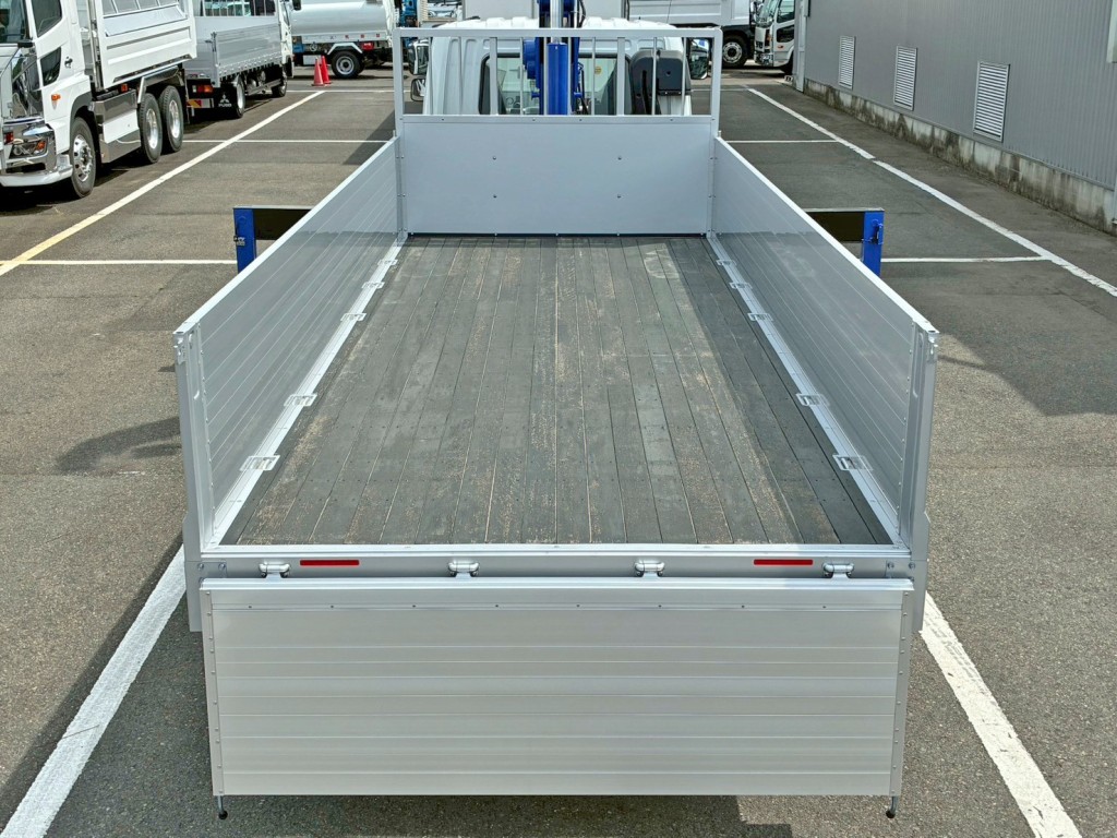 床は板張りです。|三菱 ファイター 2KG-FK62F(2WD)の写真8