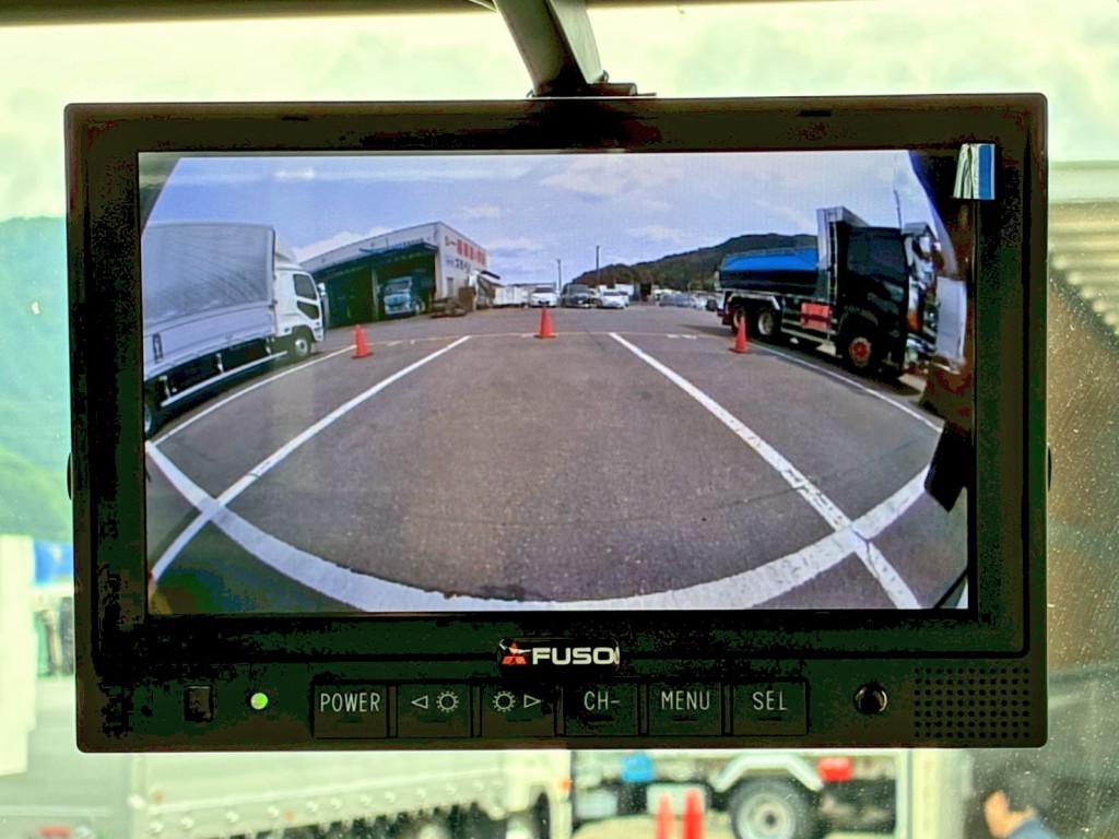 液晶バックモニター付きです。|三菱 ファイター 2KG-FK62F(2WD)の写真20