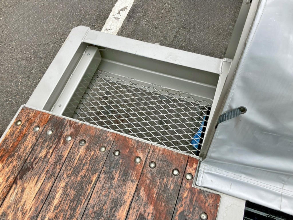 床板前方助手席側に物入れが付いています。|東邦  TD34H0G2Sの写真15