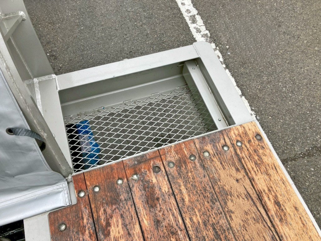 床板前方運転席側に物入れが付いています。|東邦  TD34H0G2Sの写真16