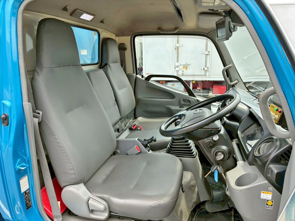 乗車定員は3名です。|日野 デュトロ TKG-XZU600X(2WD)の写真7