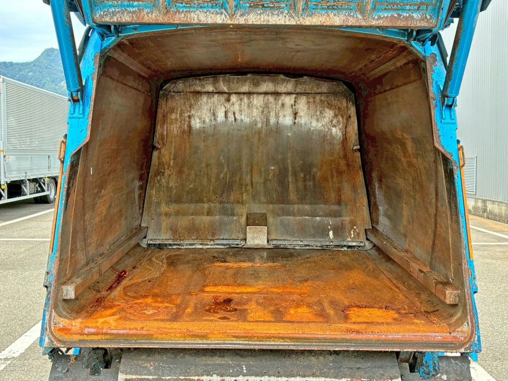タンク内部の状態です。|日野 デュトロ TKG-XZU600X(2WD)の写真11
