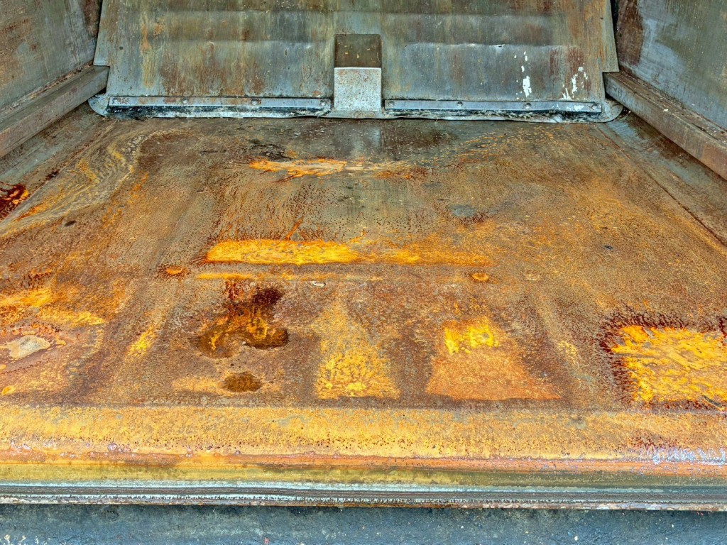 床の所々にヘコミがあります。|日野 デュトロ TKG-XZU600X(2WD)の写真12