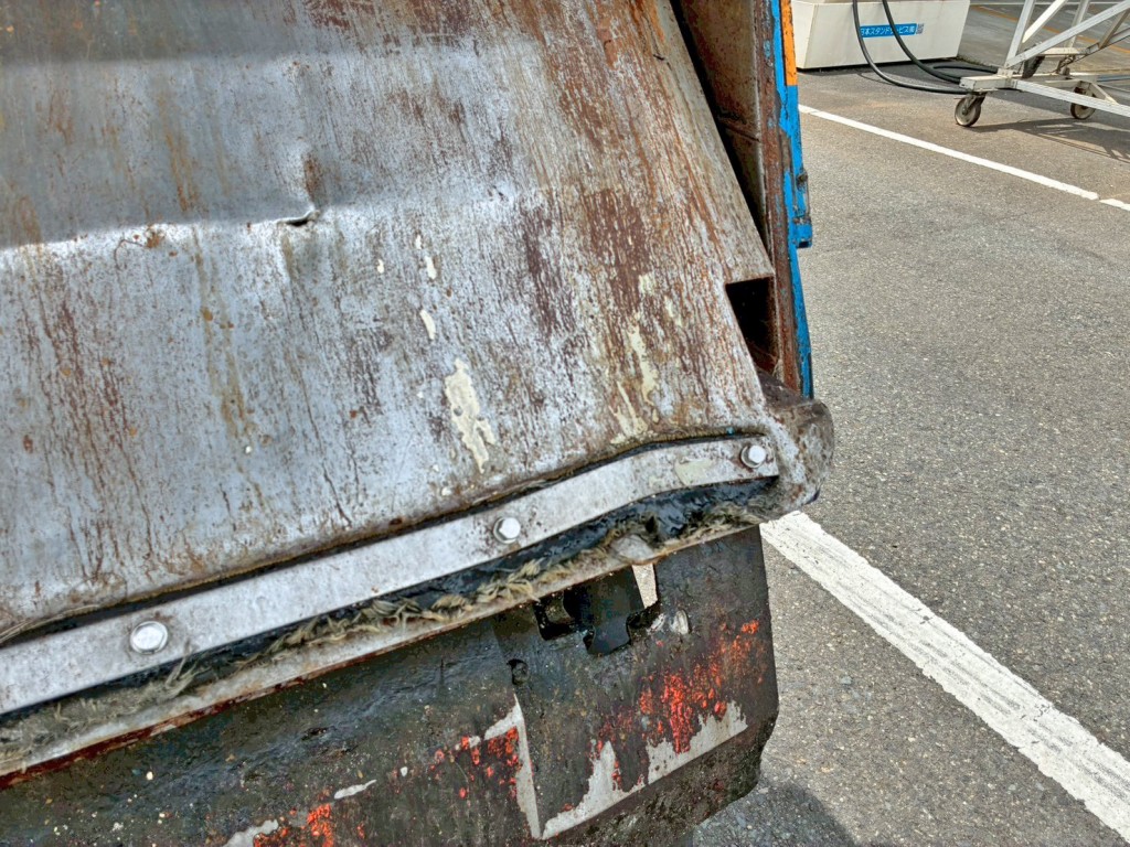 排出板運転席側下部に曲がりがあります。|日野 デュトロ TKG-XZU600X(2WD)の写真17