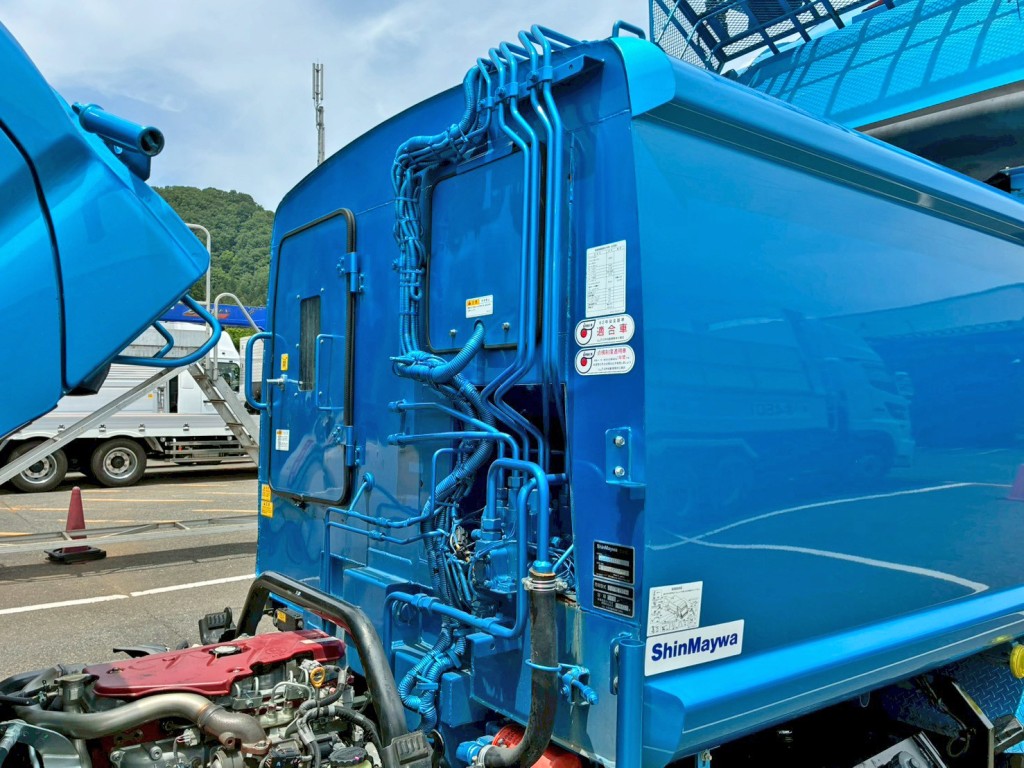 タンク前方の状態です。(助手席側)|日野 デュトロ TKG-XZU600X(2WD)の写真19
