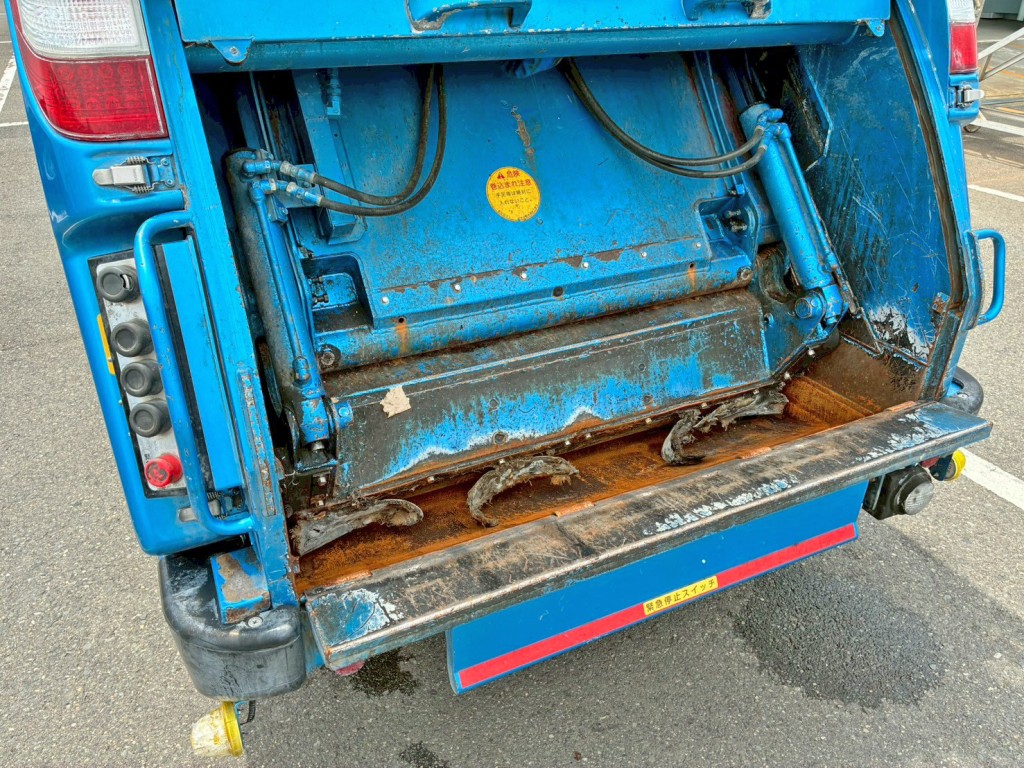 積み込み方式はプレス式です。|日野 デュトロ TKG-XZU600X(2WD)の写真30