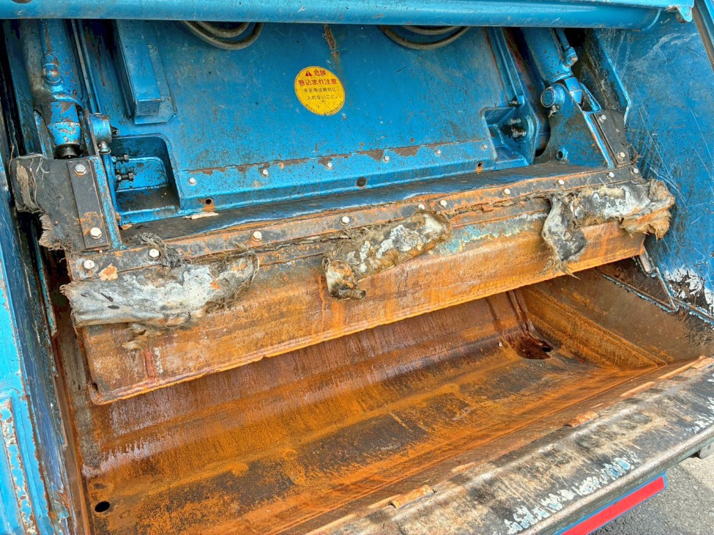 かき込み部ゴムに破れ・欠損があります。|日野 デュトロ TKG-XZU600X(2WD)の写真31