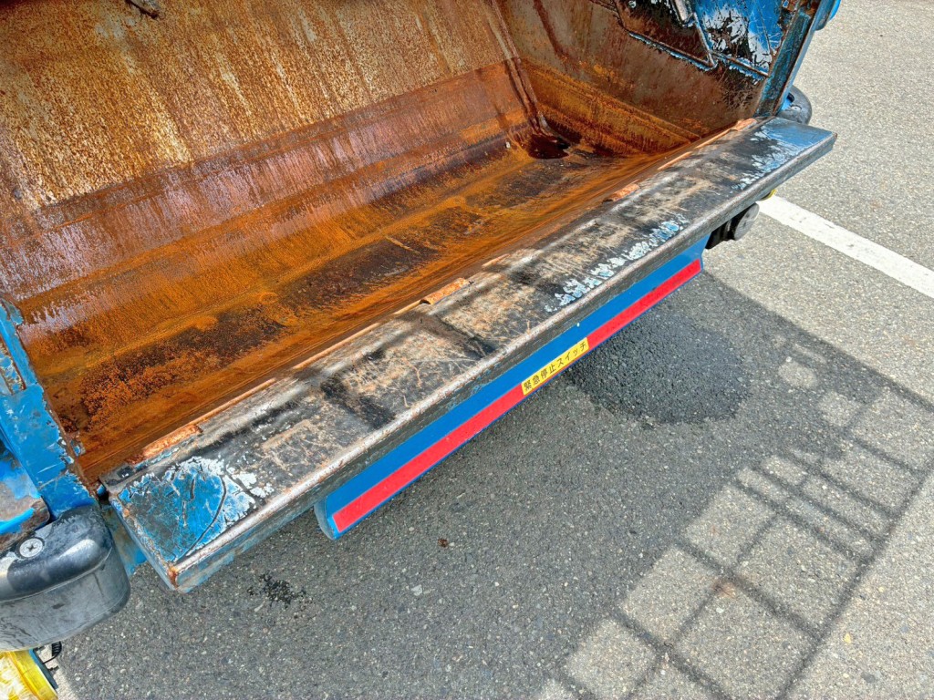 フロントテーブル内側の所々にヘコミがあります。|日野 デュトロ TKG-XZU600X(2WD)の写真32