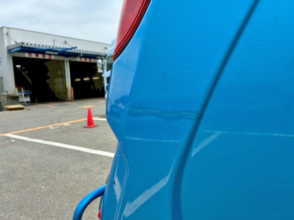 ホッパー運転席側下部に引きキズがあります。|日野 デュトロ TKG-XZU600X(2WD)の写真40