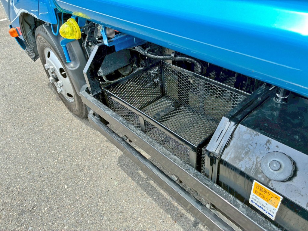タンク助手席側前方にりん木入れが付いています。|日野 デュトロ TKG-XZU600X(2WD)の写真41