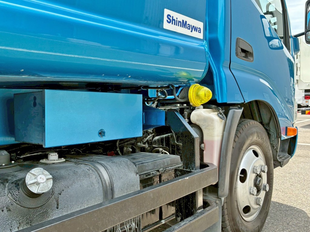 タンク運転席側前方に工具箱が付いています。|日野 デュトロ TKG-XZU600X(2WD)の写真42