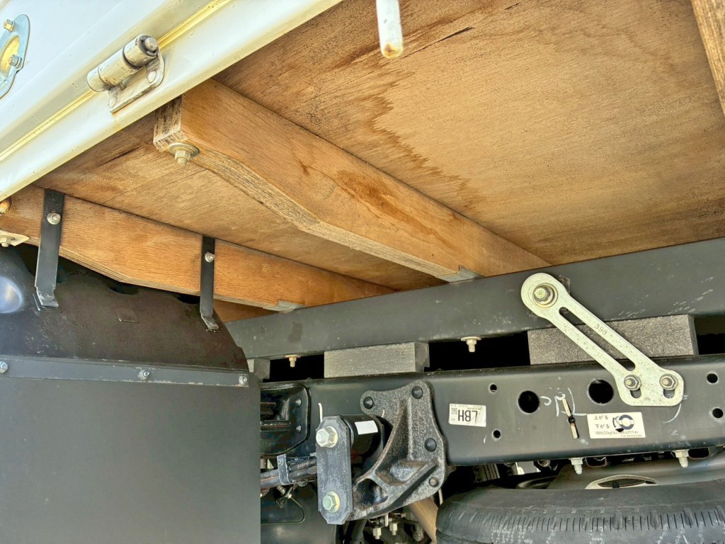 シャーシとネタの状態です。（縦ネタ鉄製・横ネタ木製です）|いすゞ エルフ 2RG-NKR88R(2WD)の写真6