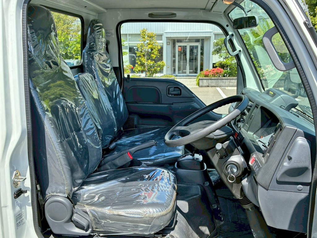 乗車定員は3名です。|いすゞ エルフ 2RG-NKR88R(2WD)の写真7