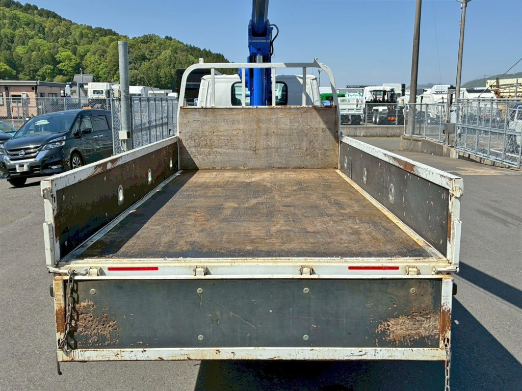 床は板張りです。|いすゞ エルフ 2RG-NKR88R(2WD)の写真8