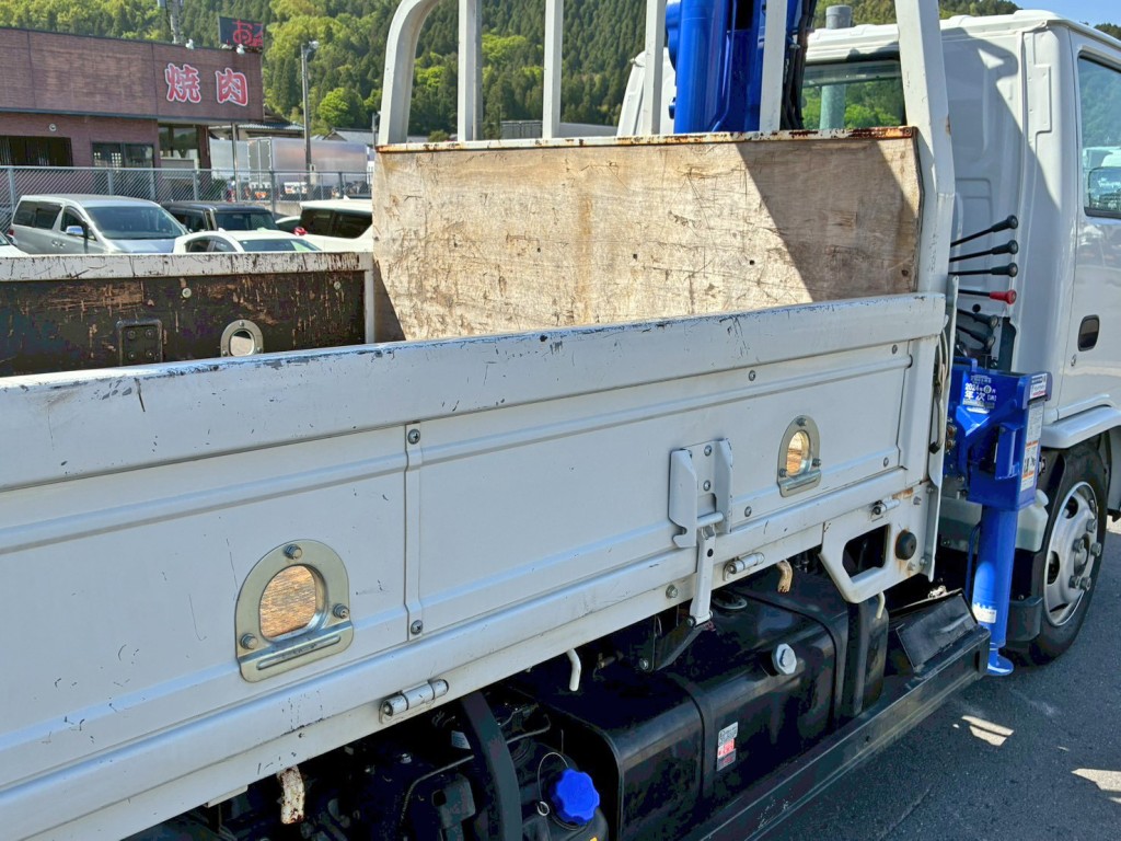 運転席側アオリ前方にキズがあります。|いすゞ エルフ 2RG-NKR88R(2WD)の写真13