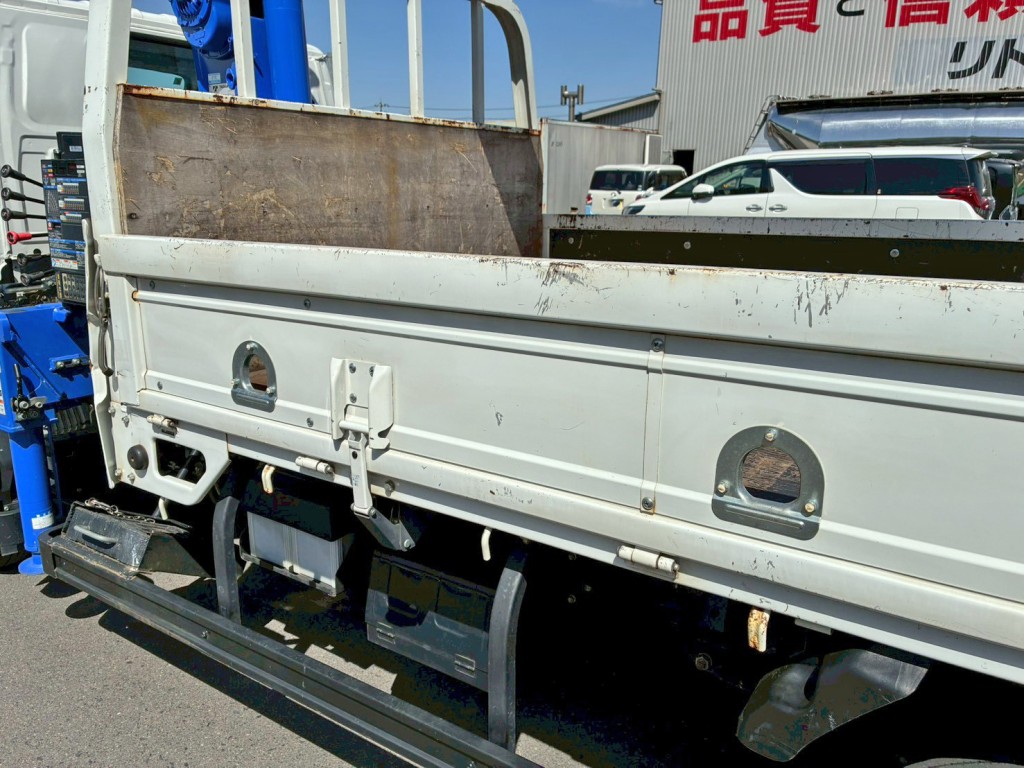 助手席側アオリ前方にキズがあります。|いすゞ エルフ 2RG-NKR88R(2WD)の写真15