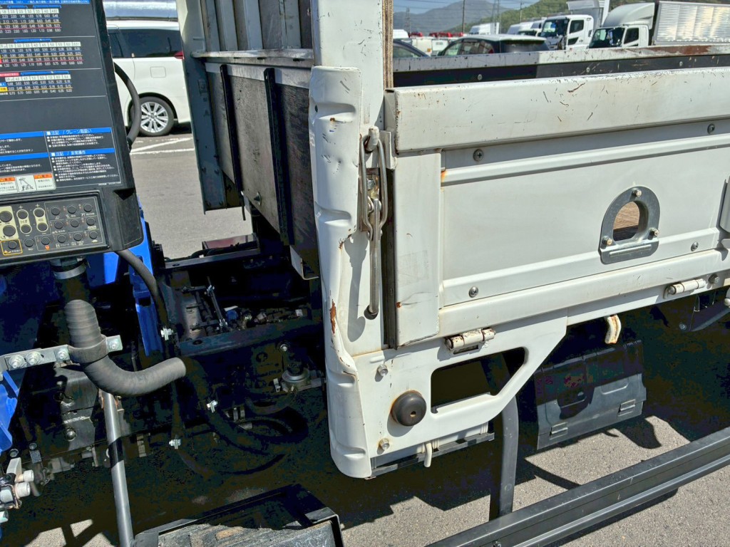 助手席側アオリ前方のカバーに曲がり・サビがあります。|いすゞ エルフ 2RG-NKR88R(2WD)の写真16