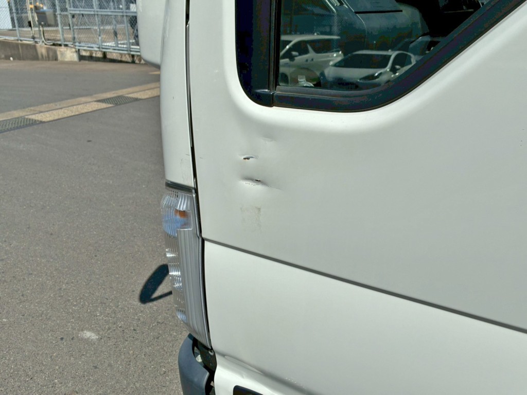 助手席側ドアにヘコミがあります。|いすゞ エルフ 2RG-NKR88R(2WD)の写真17