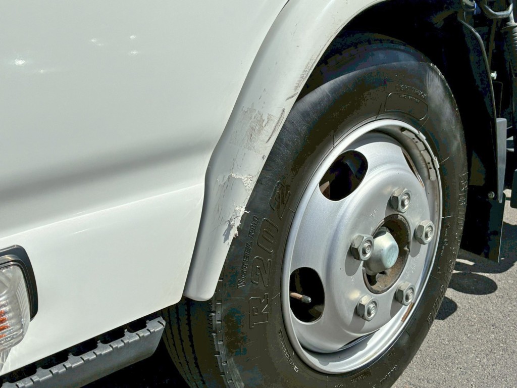 助手席側フロントフェンダーに割れがあります。|いすゞ エルフ 2RG-NKR88R(2WD)の写真18