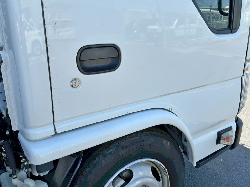 運転席ドアに小キズ・小さなヘコミがあります。|いすゞ エルフ 2RG-NKR88R(2WD)の写真19
