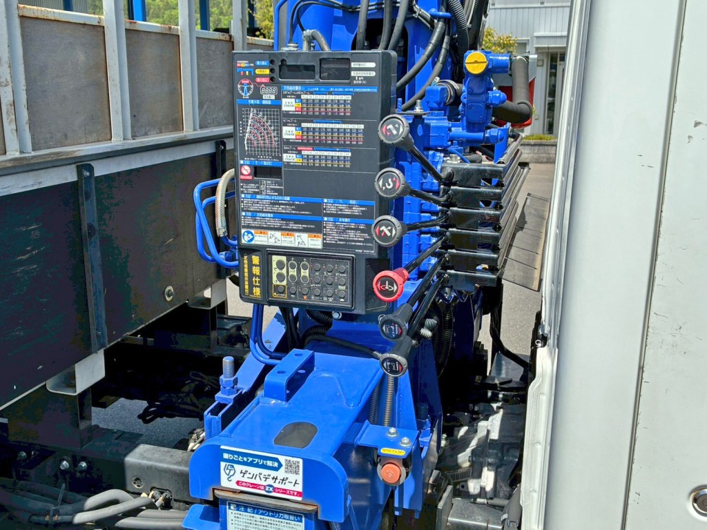 クレーンの操作レバーです。|いすゞ エルフ 2RG-NKR88R(2WD)の写真20