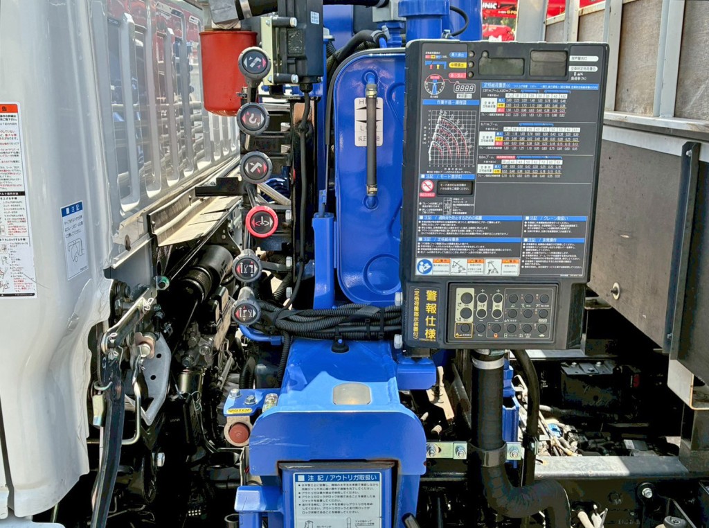 クレーンの操作レバーです。|いすゞ エルフ 2RG-NKR88R(2WD)の写真21