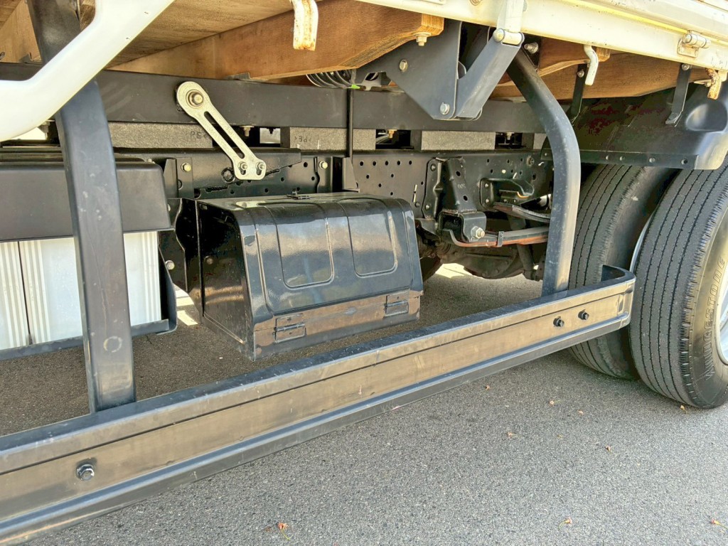 助手席側に工具箱が付いています。|いすゞ エルフ 2RG-NKR88R(2WD)の写真25