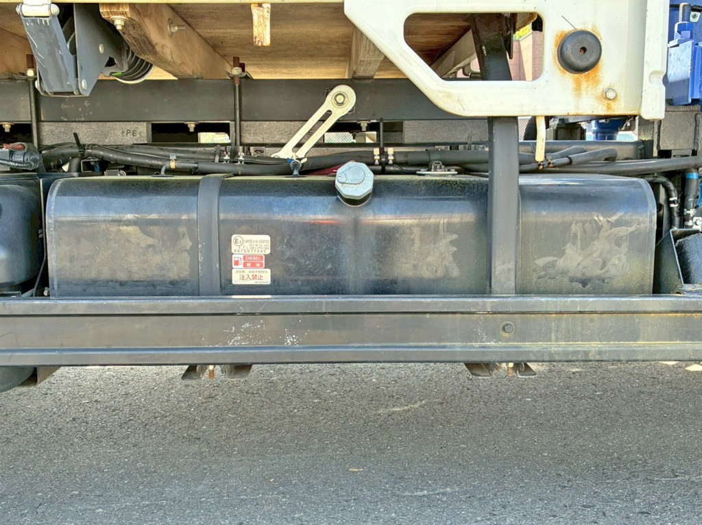 燃料タンクは83Lです。|いすゞ エルフ 2RG-NKR88R(2WD)の写真26