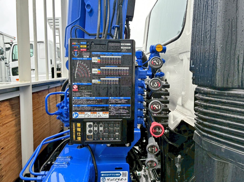 クレーンの操作レバーです。|日野 レンジャー 2KG-FE2ACAの写真12