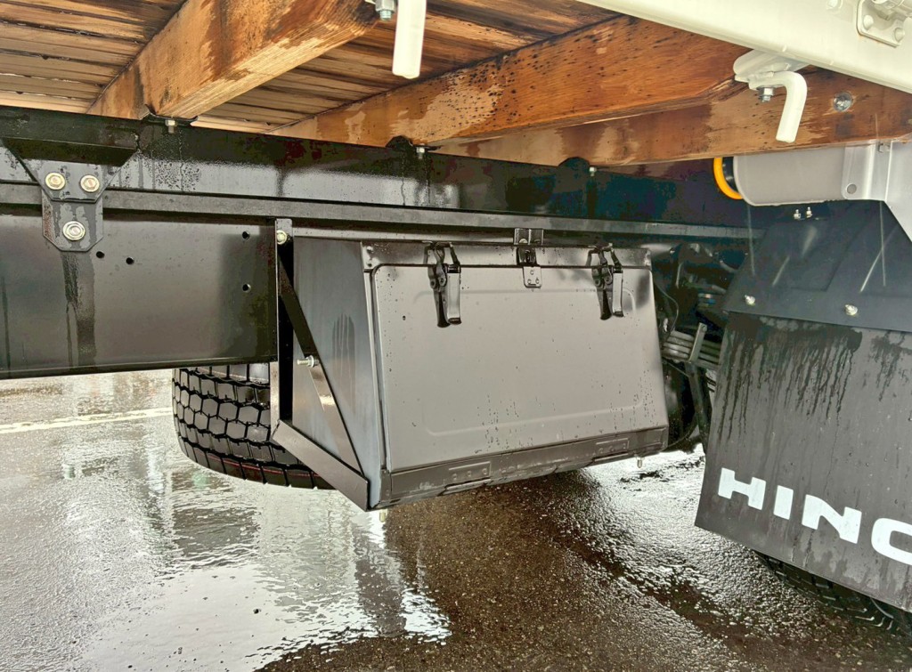 運転席側に工具箱が付いています。|日野 レンジャー 2KG-FE2ACAの写真15