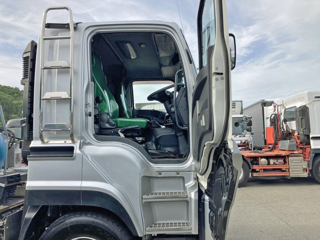 いすゞ ギガ 2KG-CXZ60CTの写真26