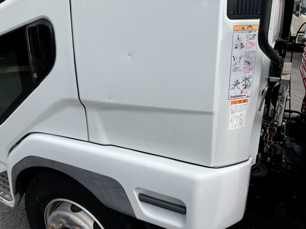 助手席側クオーターパネルにキズ・凹みがあります。|三菱 ファイター QKG-FK62FZ(2WD)の写真46