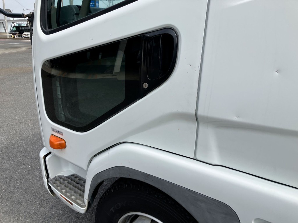 助手席側ドアにキズ・凹みがあります。|三菱 ファイター QKG-FK62FZ(2WD)の写真48