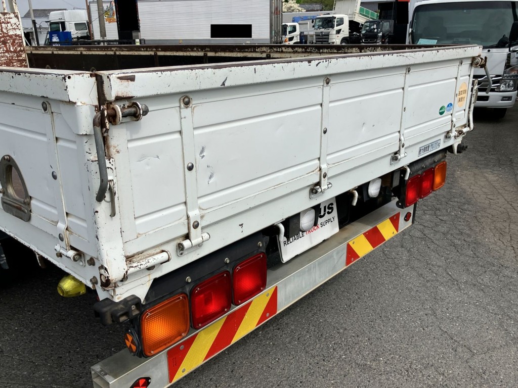 リヤアオリにキズ・凹み・サビがあります。|三菱 ファイター QKG-FK62FZ(2WD)の写真88