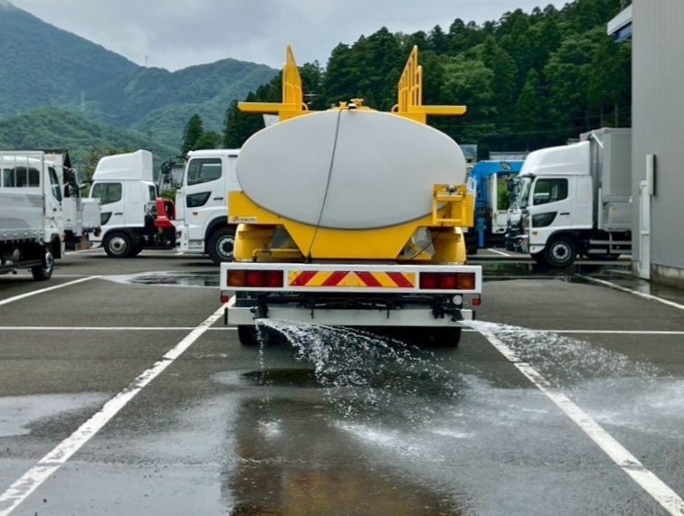 後方散水口を運転席側に動かして散水した状態です。|いすゞ ギガ QKG-CYM77AMの写真22