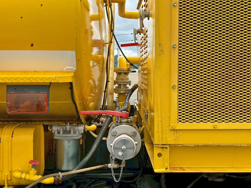 タンク前方の配管はステンレス製です。(運転席側)|いすゞ ギガ QKG-CYM77AMの写真25