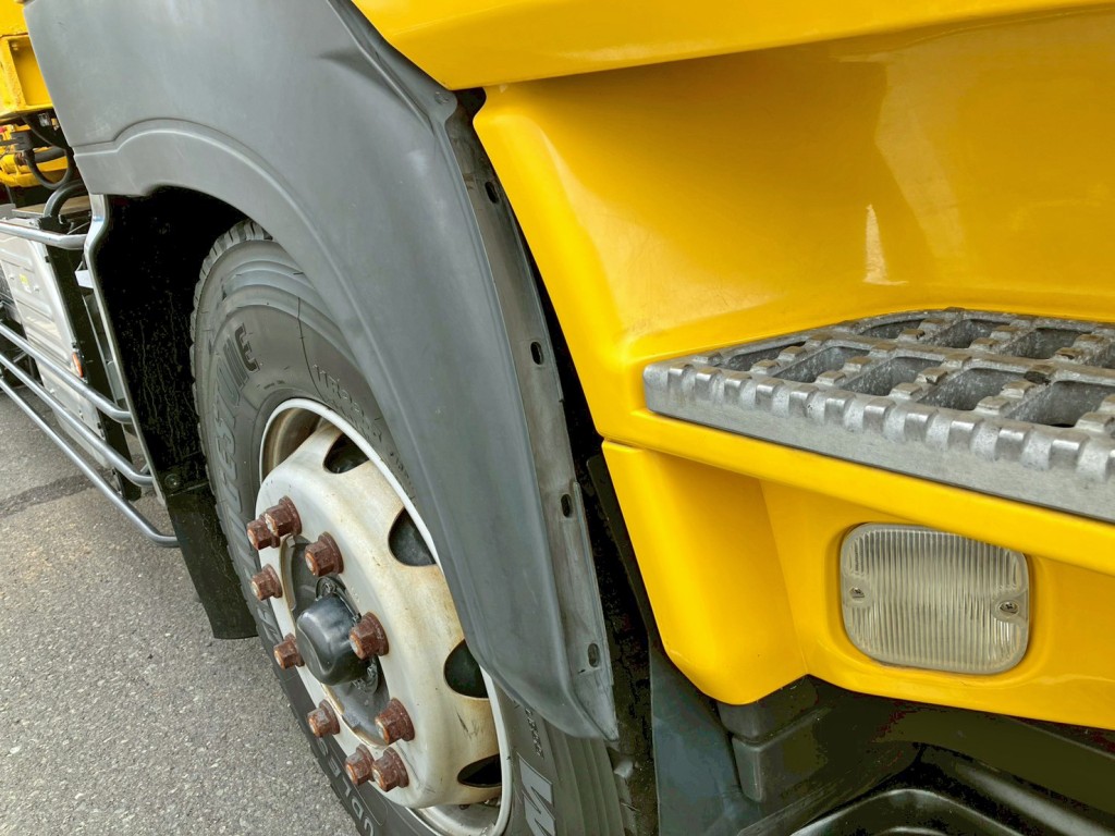運転席側フロントフェンダーがはずれています。|いすゞ ギガ QKG-CYM77AMの写真27