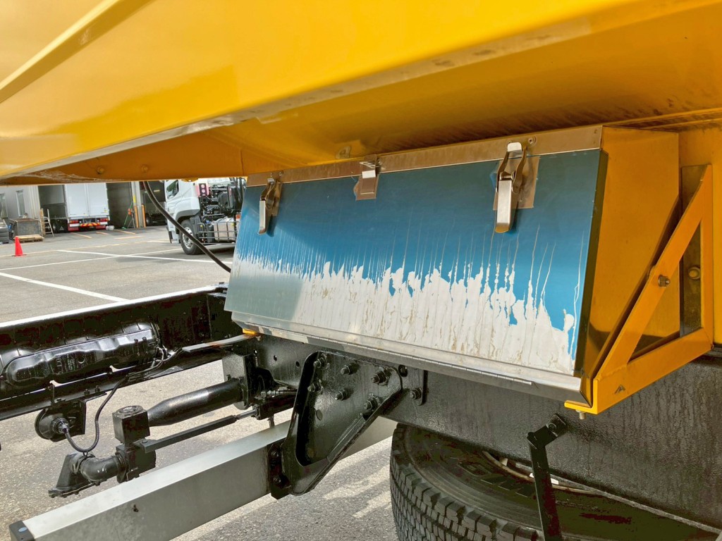 ボディー運転席側後方にステンレス製の工具箱があります。|いすゞ ギガ QKG-CYM77AMの写真28