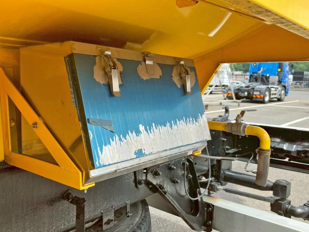 ボディー助手席側後方にステンレス製の工具箱があります。|いすゞ ギガ QKG-CYM77AMの写真29