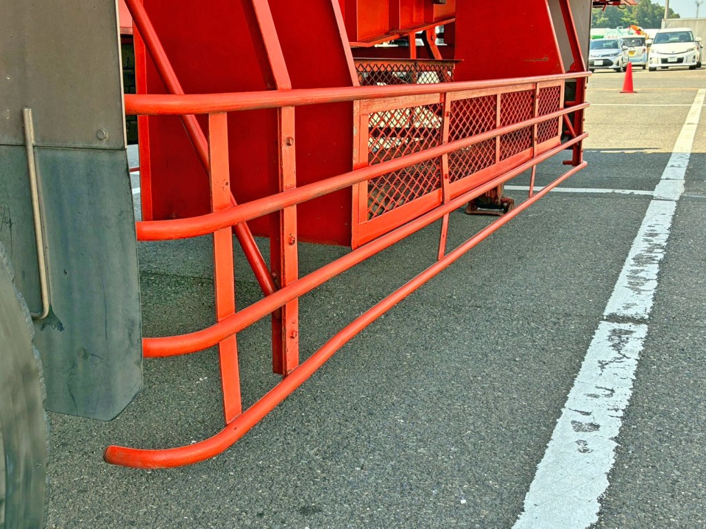 運転席側サイドバンパーに曲がりがあります。|東急  TF36H1C3Sの写真34