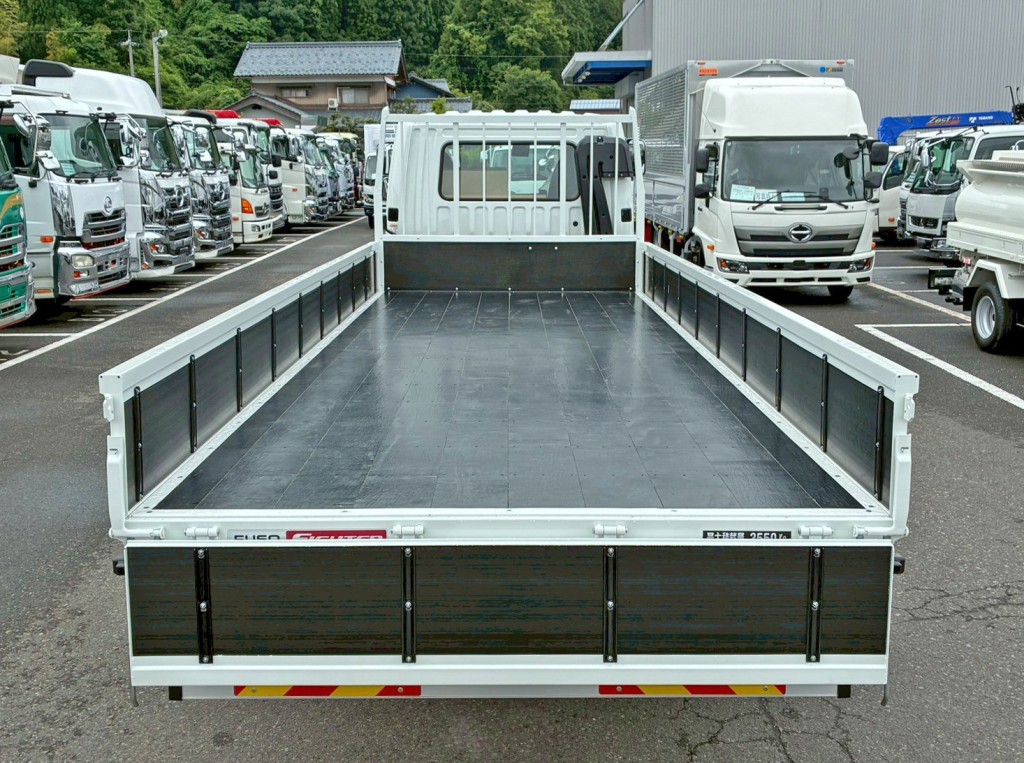 床は板張りです。|三菱 ファイター 2KG-FK62F(2WD)の写真10