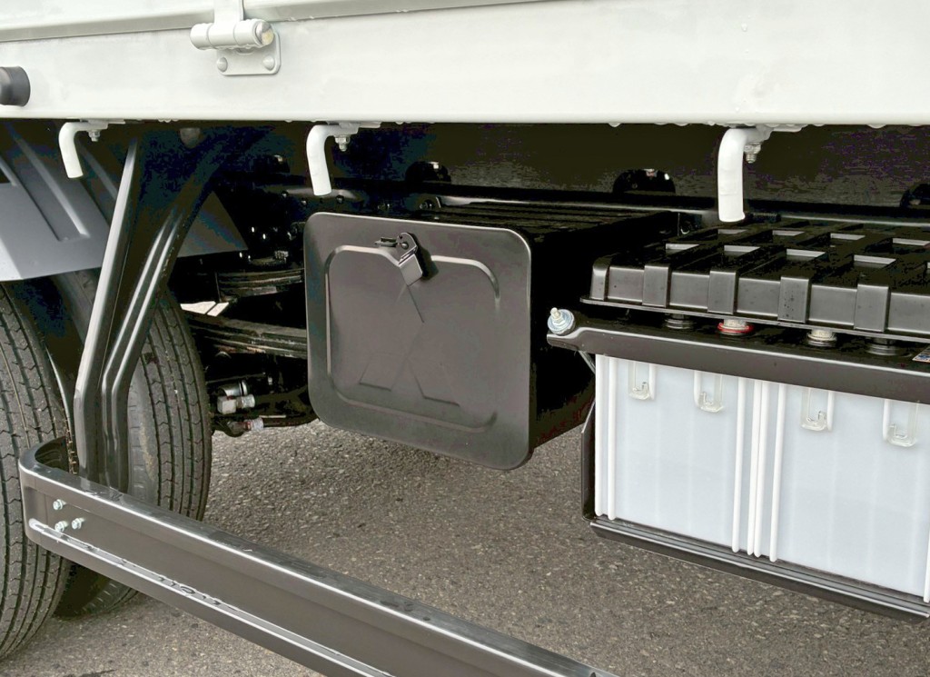 運転席側に工具箱が付いています。|三菱 ファイター 2KG-FK62F(2WD)の写真12